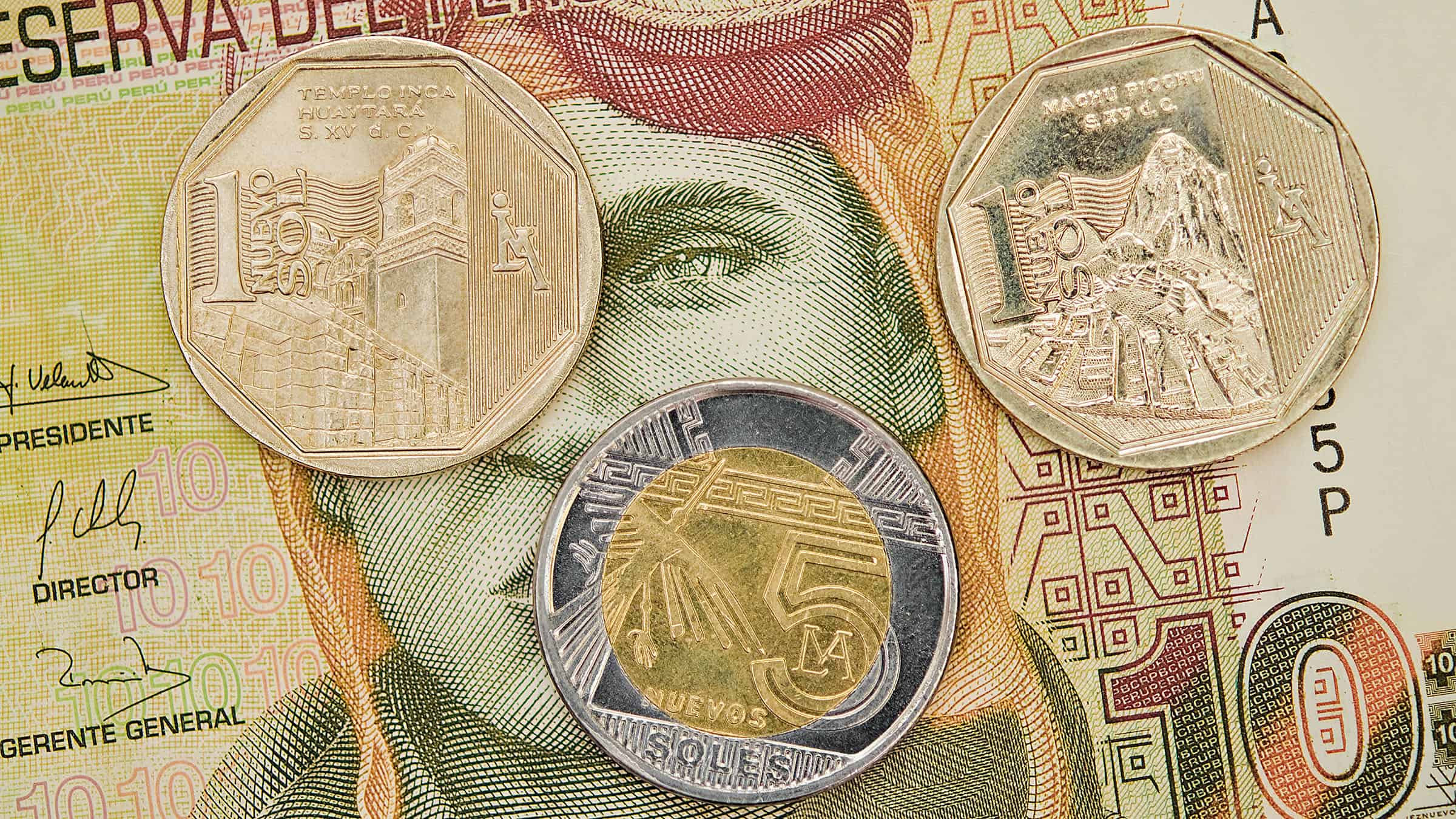 La moneda oficial en Peru, es el Nuevo Sol.