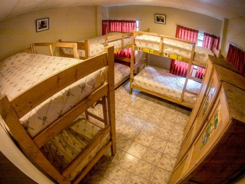 Vista de una habitación compartida en el número 1 de los mejores hostales en Machu Picchu