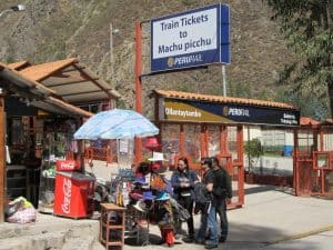 Viajar en tren a machu picchu - estacion de tren Ollantaytambo