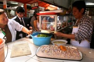 Otro de los tips de viaje a Aguas Calientes, es comer en el mercado.