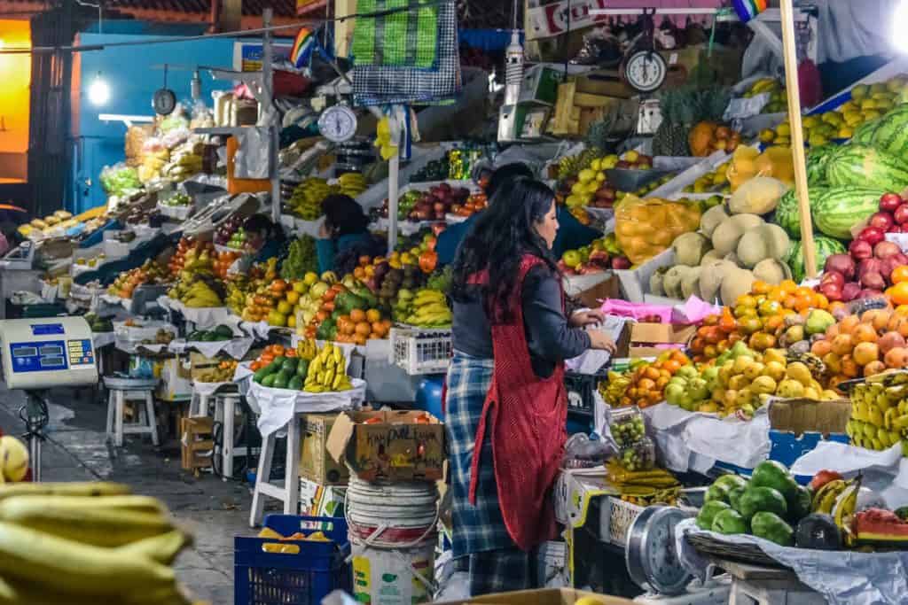 Visitar el Mercado de San Pedro es una de las cosas gratis que podes hacer en Cusco 